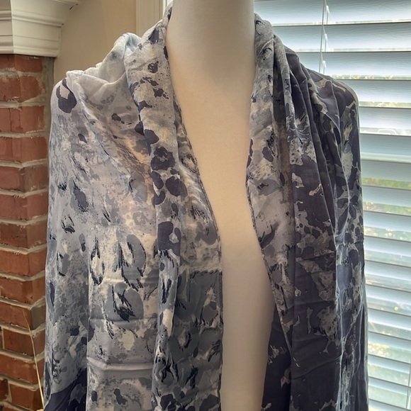Lola Rose blue wrap scarf with hearts and inkblot pattern - Picture 3 of 11
